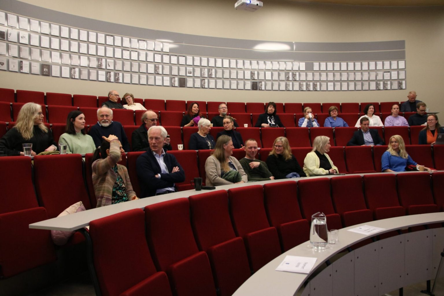 Publikum sitter i auditoriet på HUNT forskningssenter. De er klare for å høre på Bente Irene Løkken. Foto: Alexandra Dahlen.