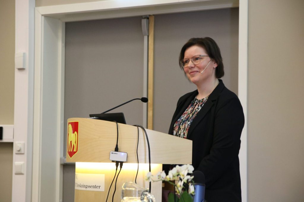 Bente Irene Løkken står ved et talerbord. Foto: Alexandra Dahlen.