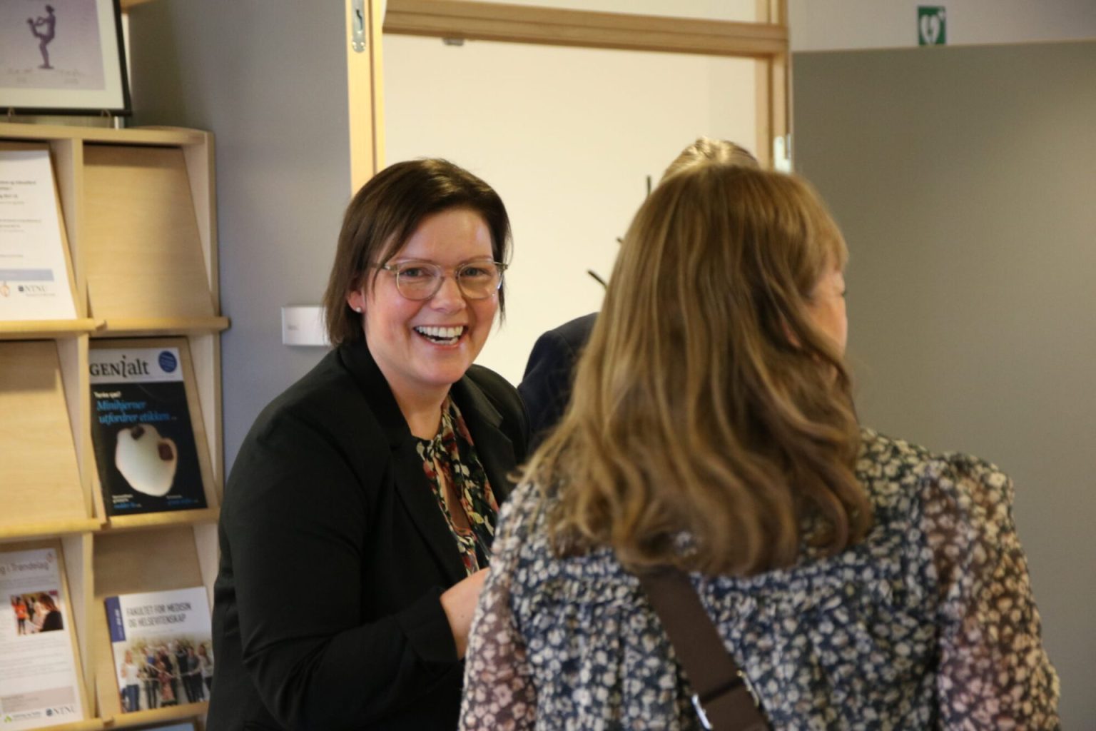 Bente Irene Løkken ler og smiler i kamera. Foto: Alexandra Dahlen.