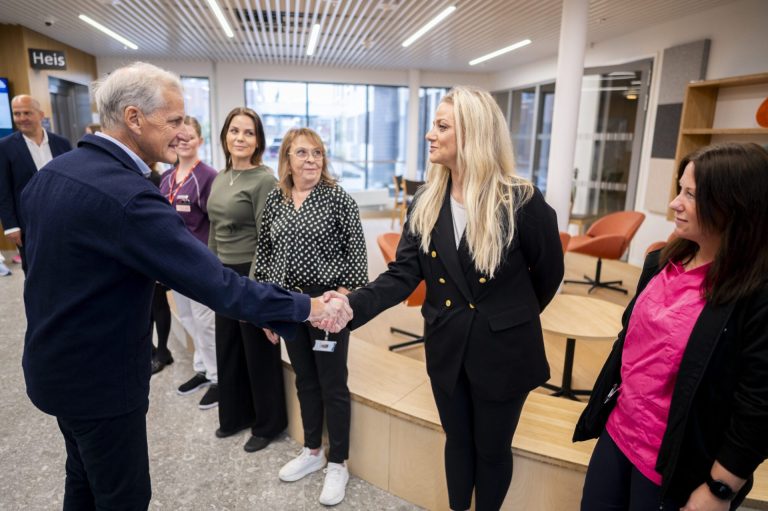 Statsminister Jonas Gahr Støre håndhilser på Marianne Høvik Torgnes. Foto.