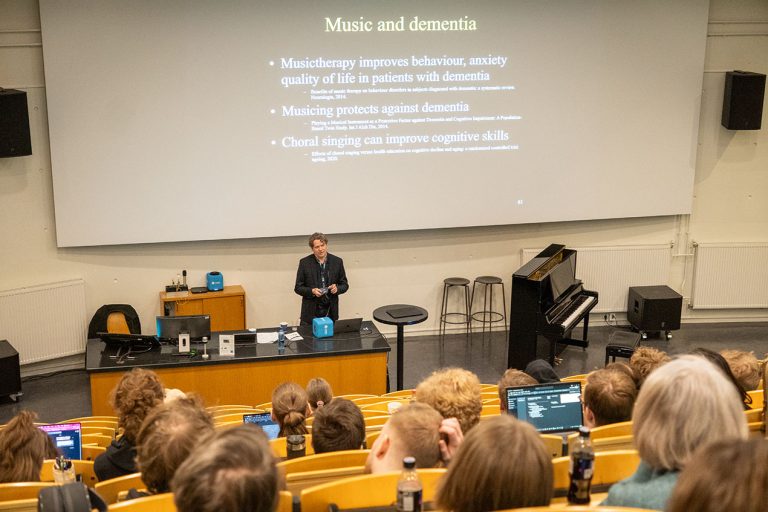 Geir Olve Skeie holder foredrag i et auditorium. Foto.