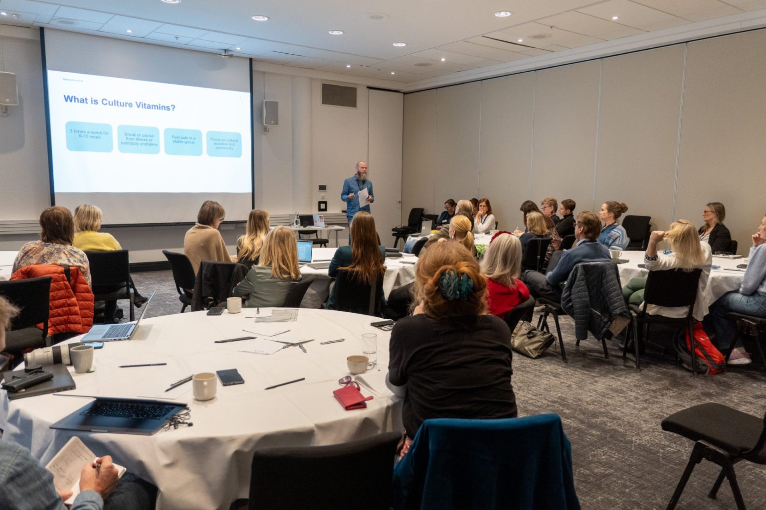 Mikael Odder Nilsen holder foredrag under seminaret "Kultur på resept".