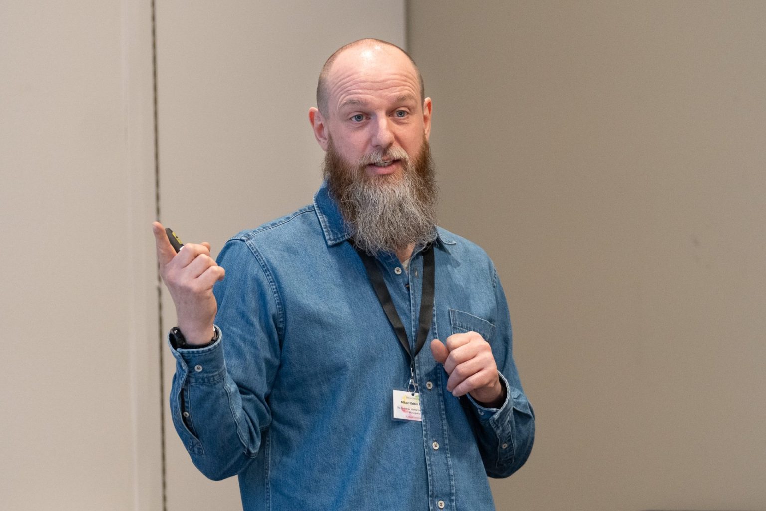 Mikael Odder Nilsen holder foredrag.