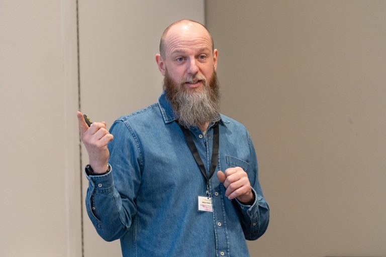 Mikael Odder Nilsen holder foredrag.