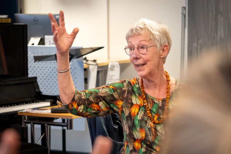 Janneke Quarles van Ufford viser hvordan musikk kan brukes som verktøy i omsorgsarbeid.