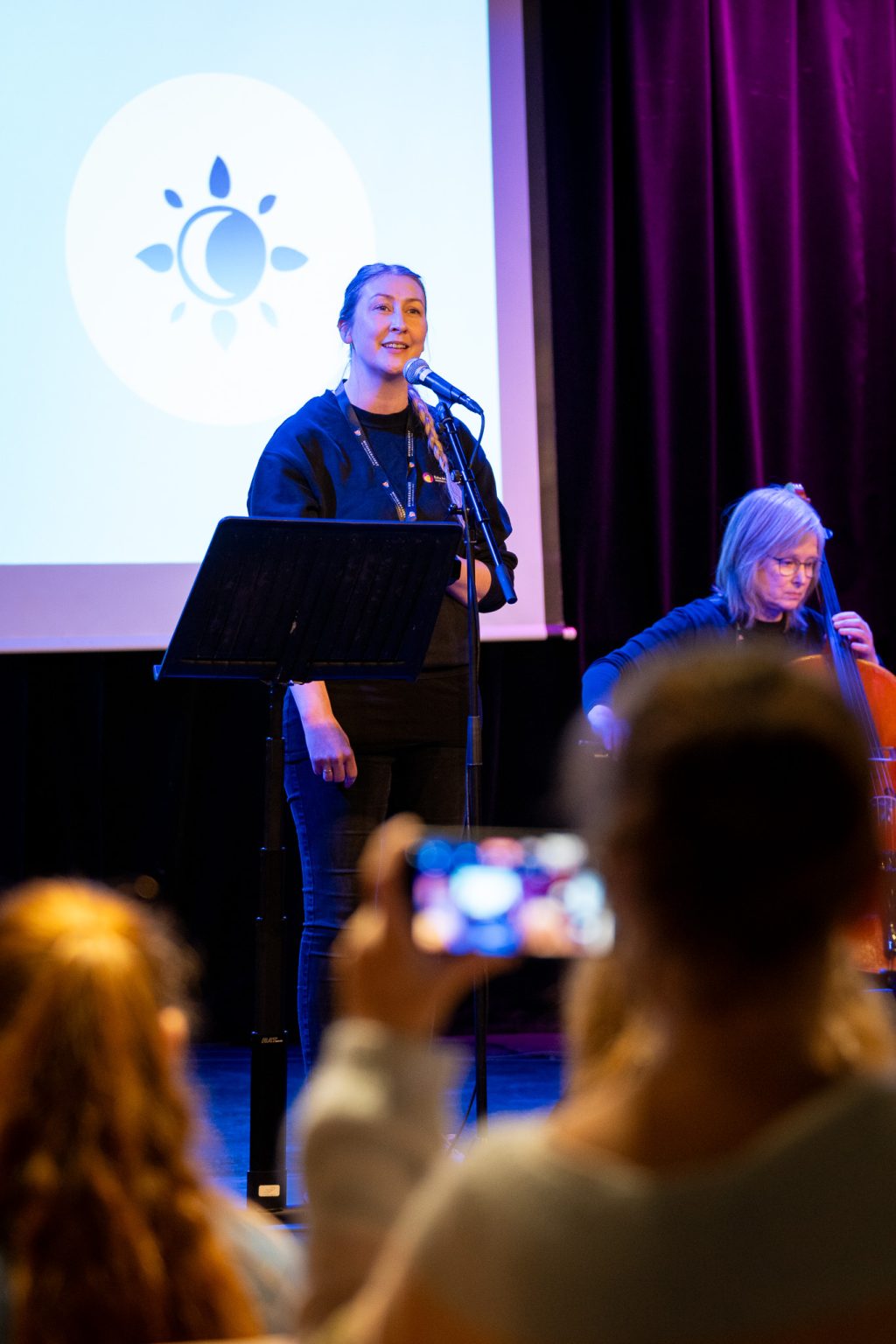 Charlotte Stav synger og Helene Waage spiller cello.