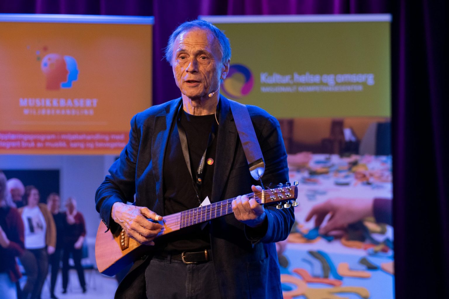 Audun Myskja holder foredrag under erfaringsseminar i musikkbasert miljøbehandling.