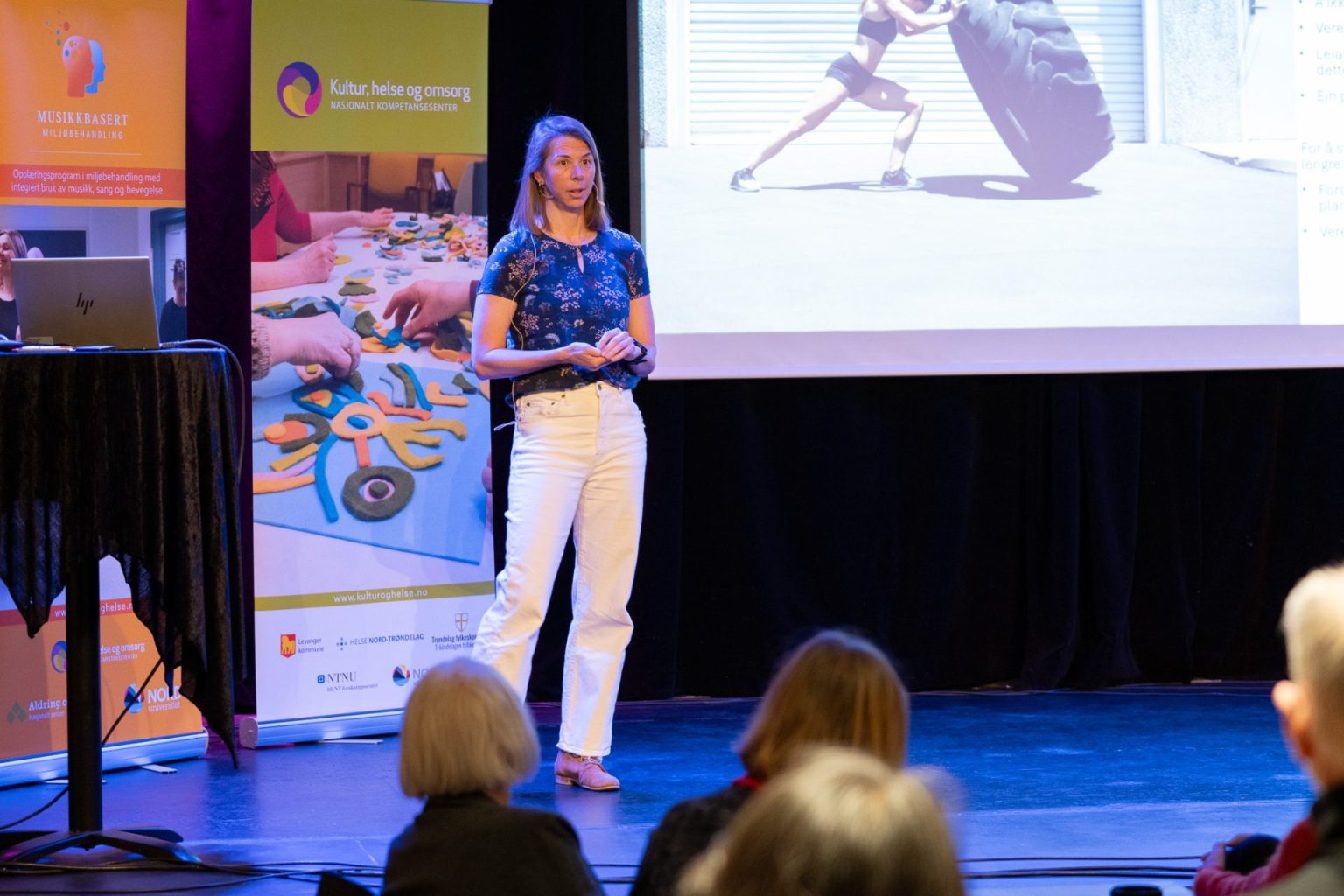Cathrine Dunker Furuly holder foredrag under erfaringsseminar i musikkbasert miljøbehandling.