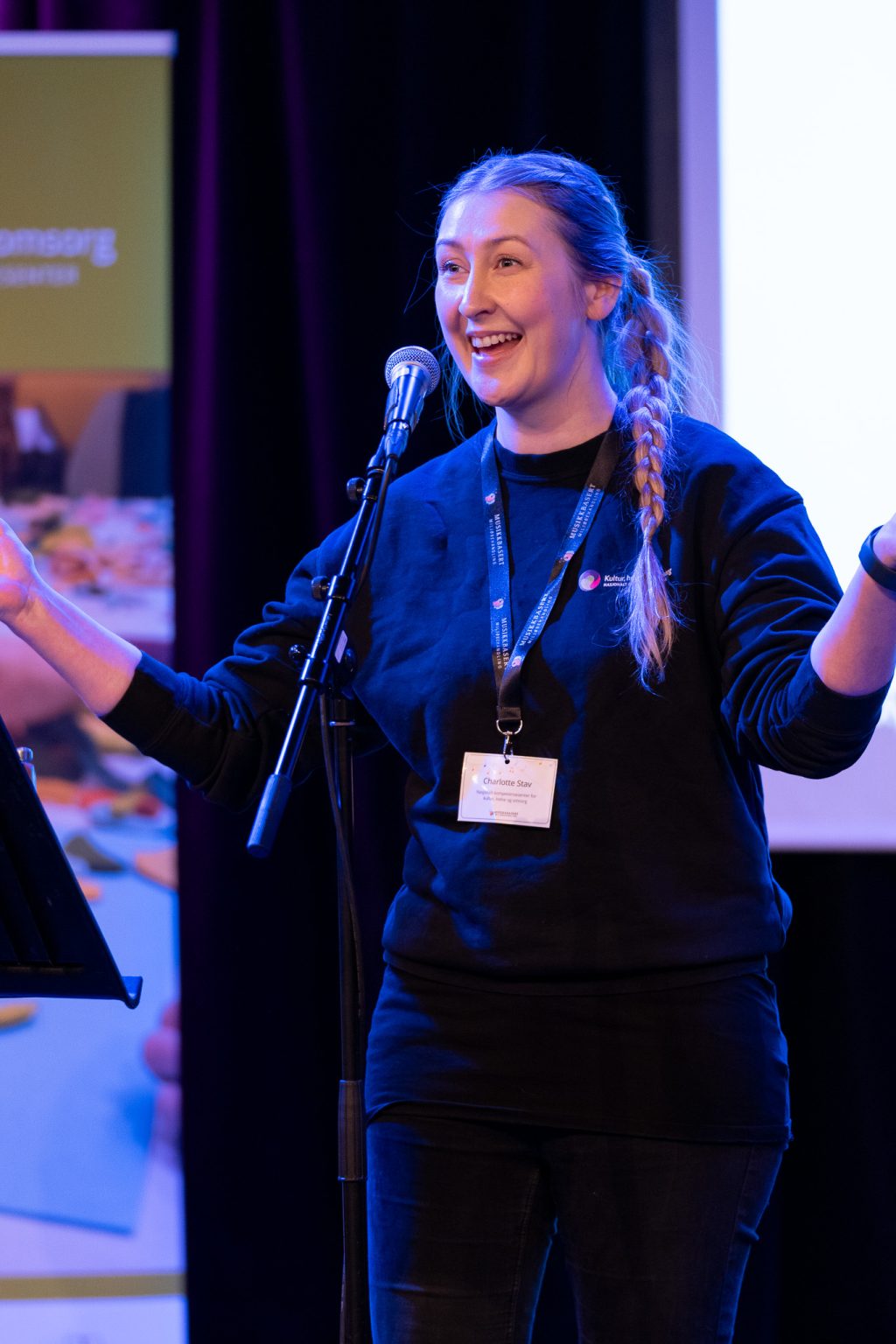Charlotte Stav står på scenen og synger.