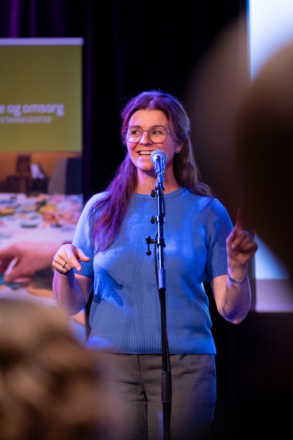 Grete Daling står på scenen og synger.