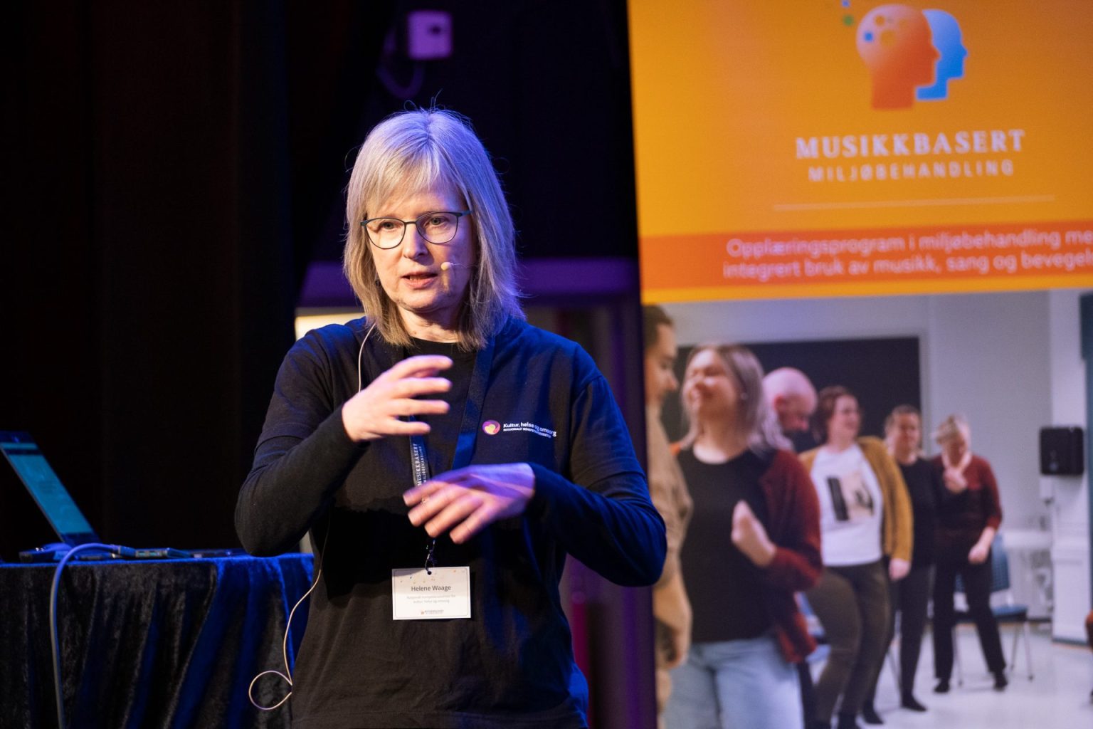 Helene Waage holder foredrag under erfaringsseminar i musikkbasert miljøbehandling.
