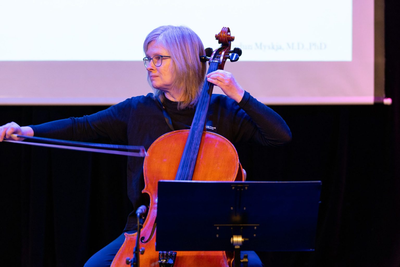 Helene Waage spiller cello på scenen.