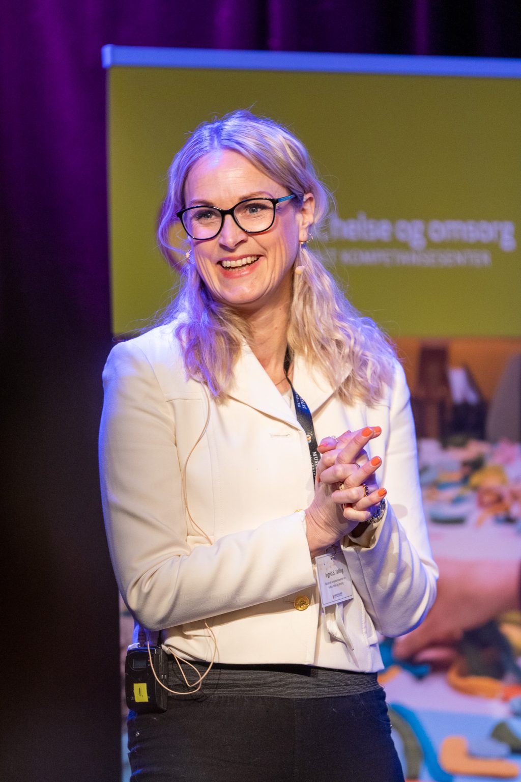 Ingrid Sørdal Følling holder foredrag under erfaringsseminar i musikkbasert miljøbehandling.