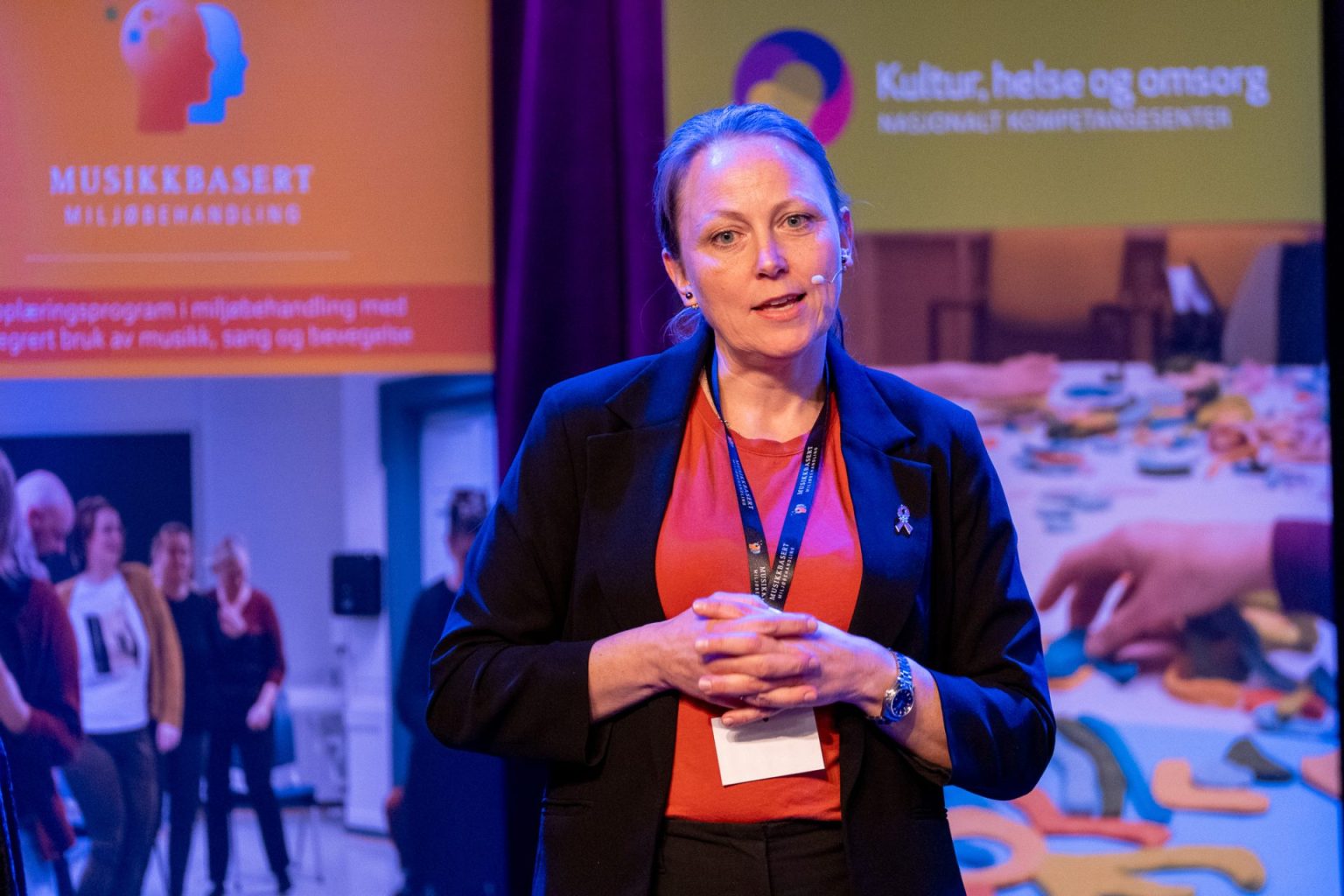 Kristi Stedje holder foredrag under erfaringsseminar i musikkbasert miljøbehandling.