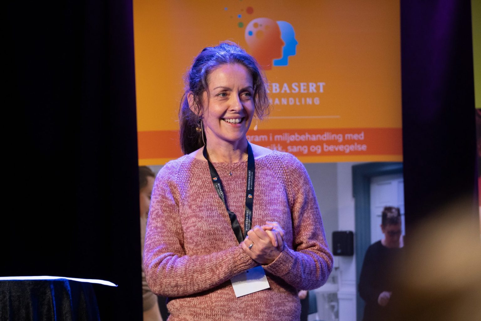 Marianne Higgs holder foredrag under erfaringsseminar i musikkbasert miljøbehandling.