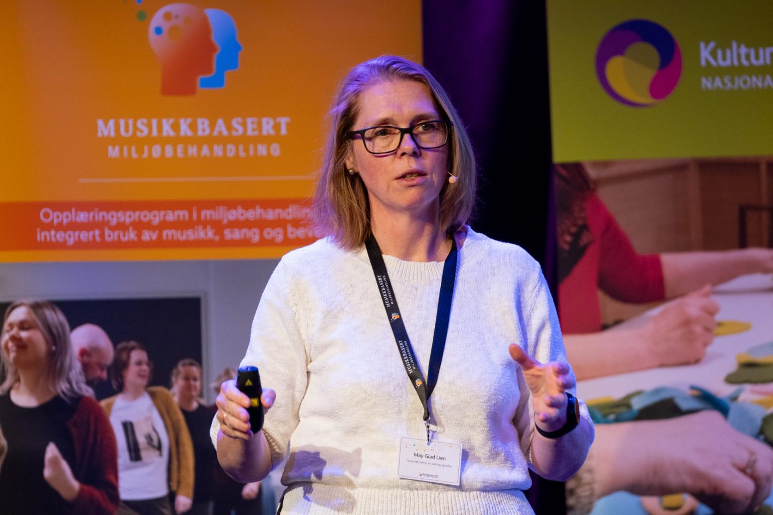 May Glad Lien holder foredrag under erfaringsseminar i musikkbasert miljøbehandling.