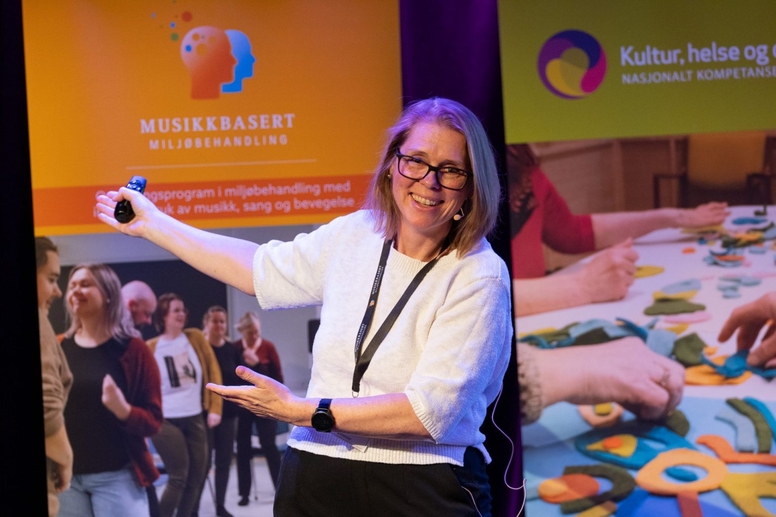 May Glad Lien holder foredrag under erfaringsseminar i musikkbasert miljøbehandling.
