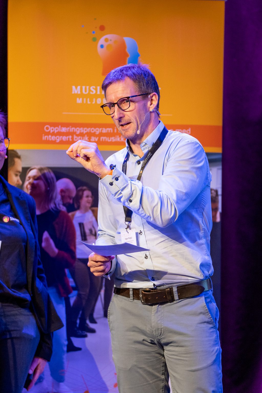 Vegar Rangul holder foredrag om musikkbasert miljøbehandling.