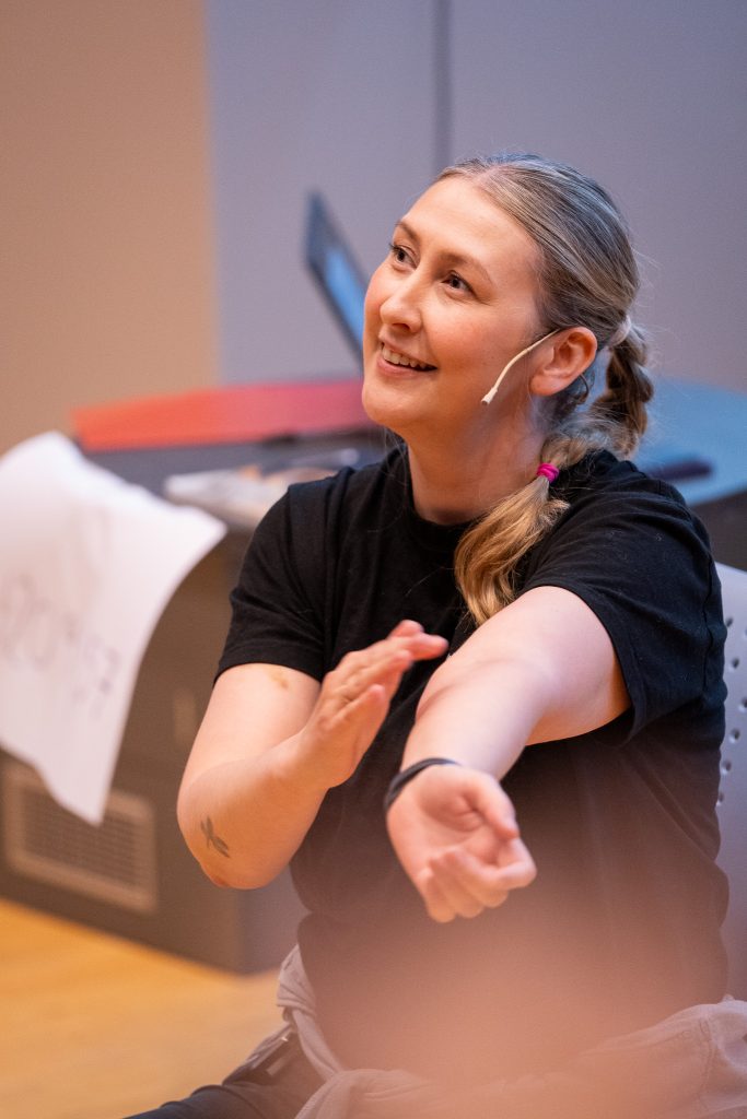Charlotte Stav viser enkle oppvarmingsøvelser for et helsekor.