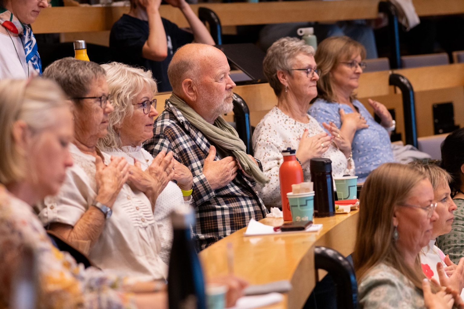 Publikum sitter i et auditorium.