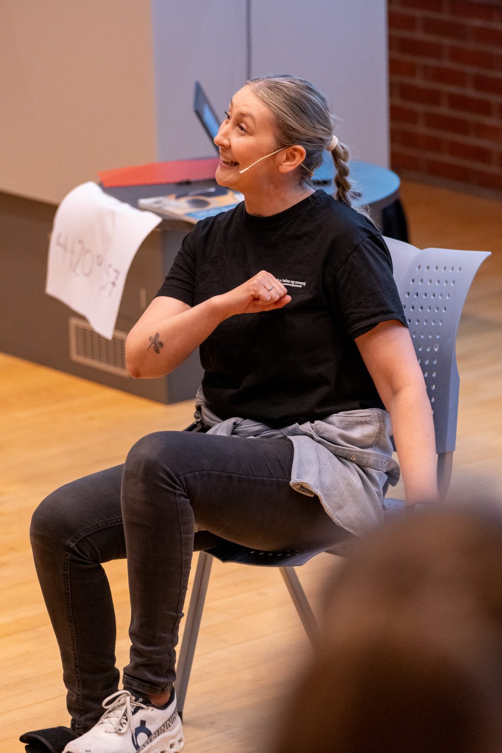 Charlotte Stav viser enkle oppvarmingsøvelser for et helsekor.