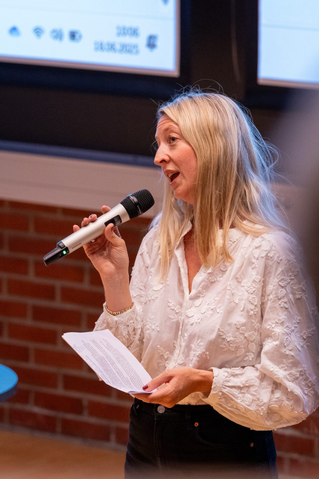 Beatrix van Doorn snakker i en mikrofon.