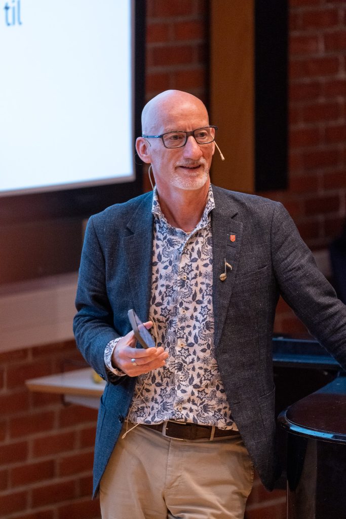 Kommunalsjef Albert Verhagen holder foredrag.