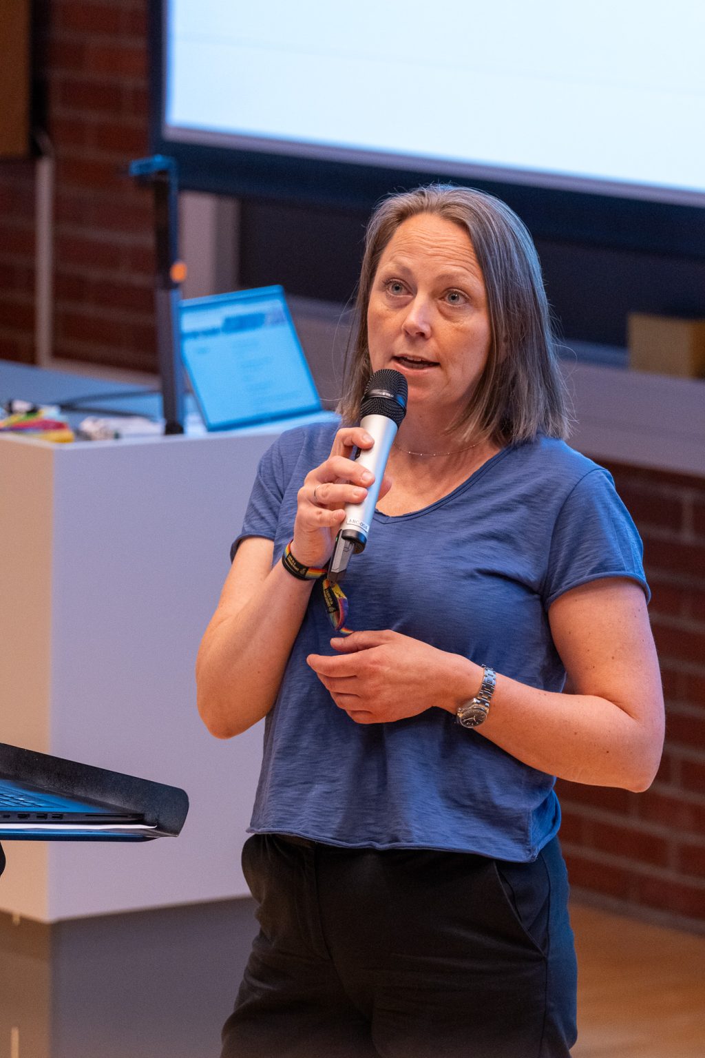 Kristi Stedje snakker i mikrofon.