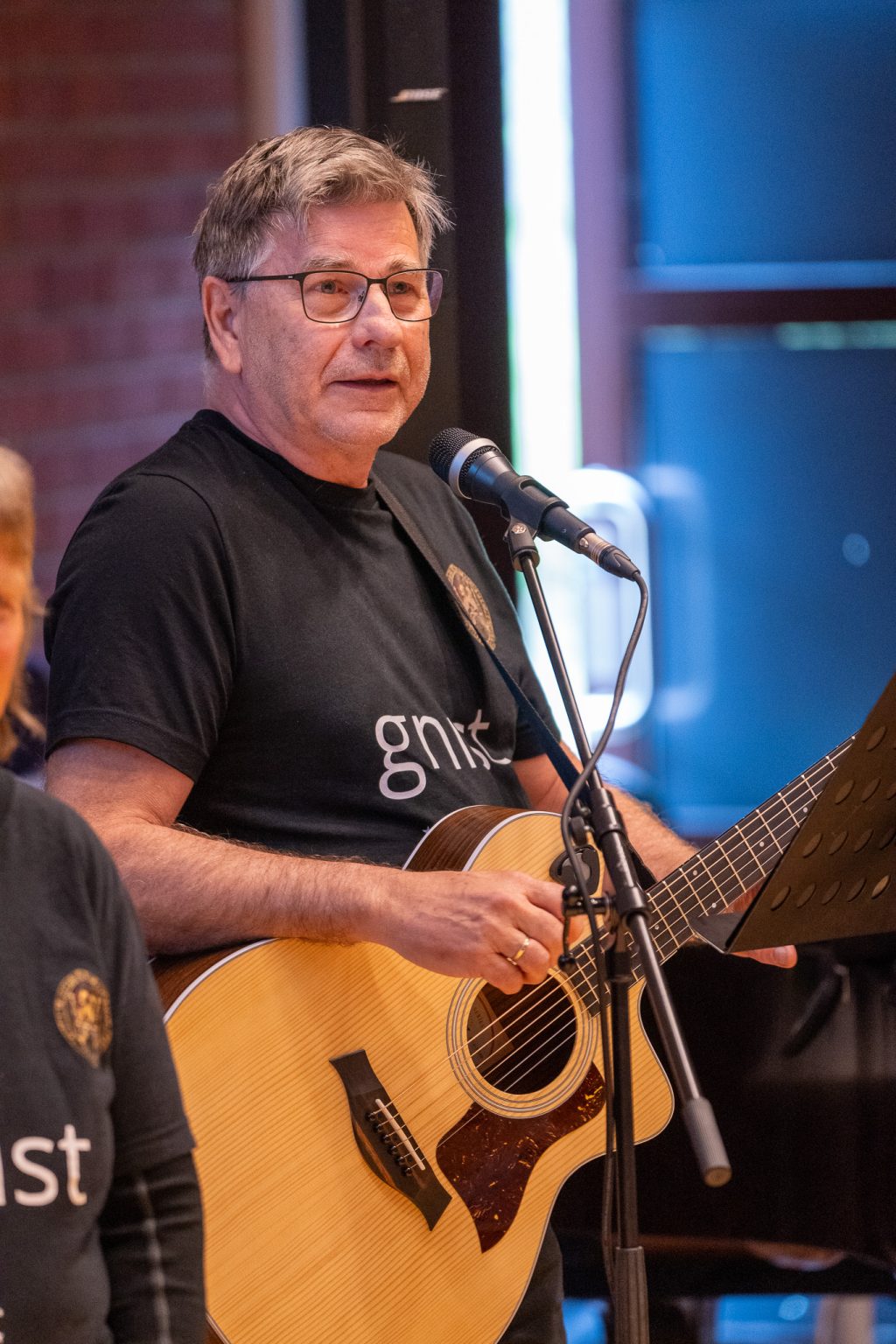 Ivar Glasø spiller gitar og synger i mikrofon.