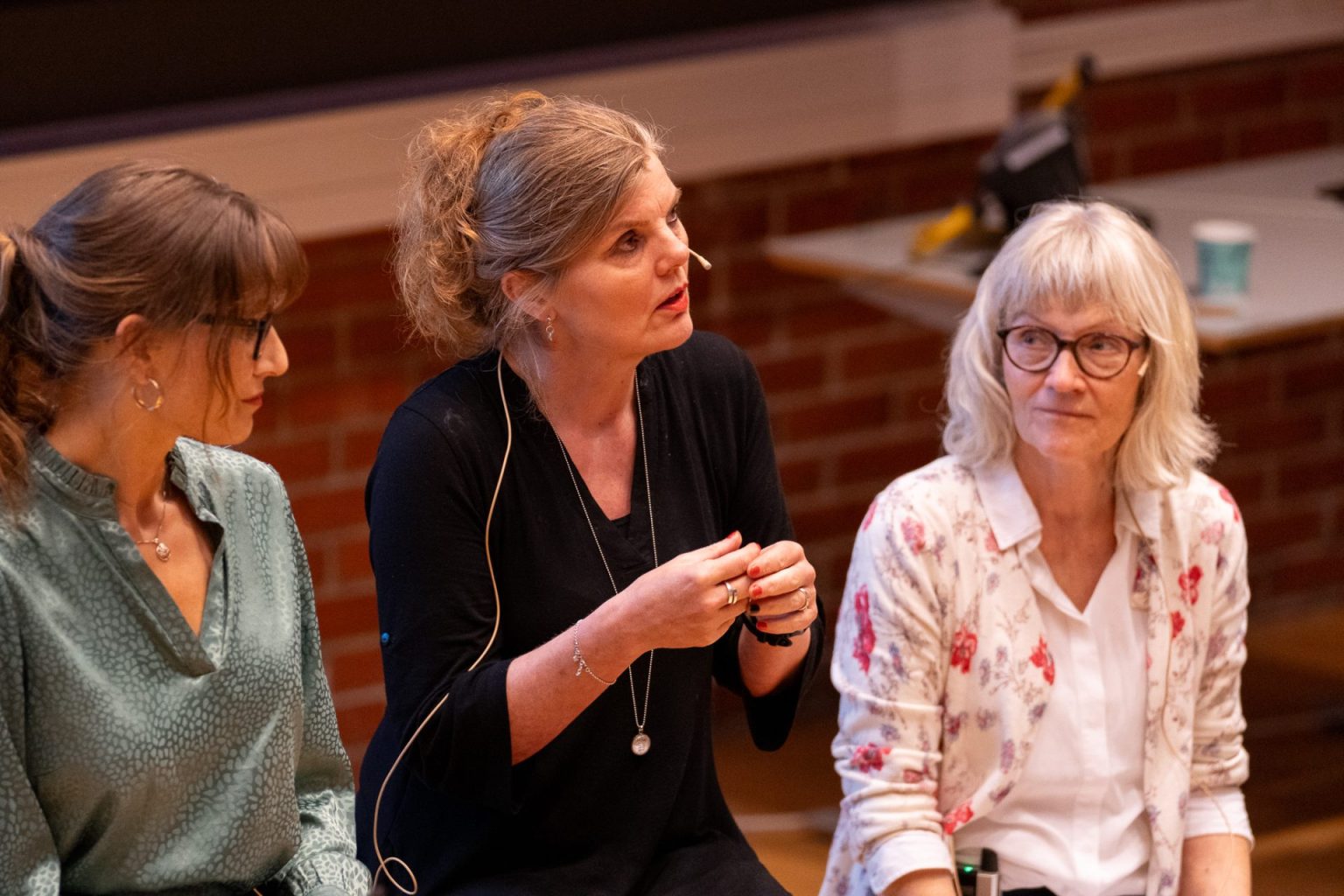 Solgunn Knardal sitter sammen med Eline Smith og Tone Kvamme.