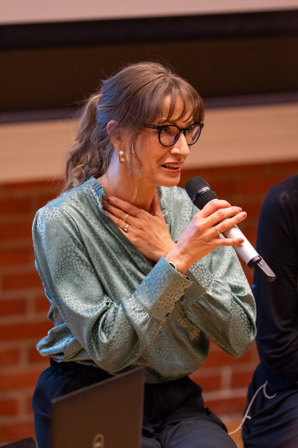 Eline Smith snakker i mikrofon.