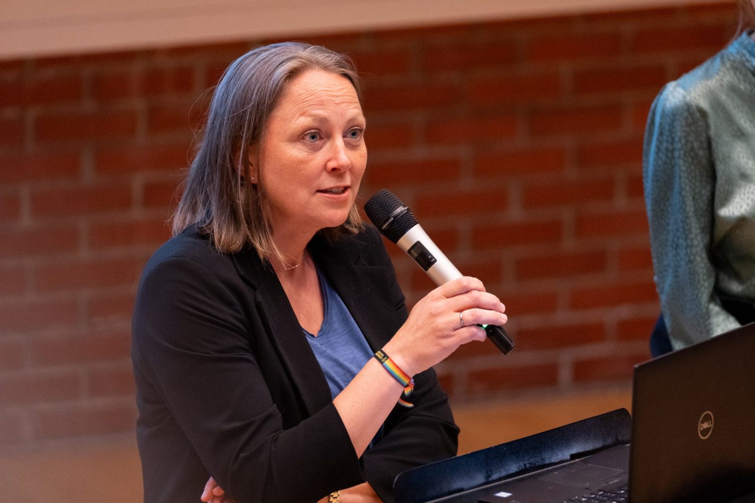 Kristi Stedje snakker i mikrofon.