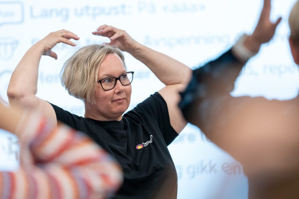 Camilla Stafne viser ulike MMB øvelser i Hovin barnehage.