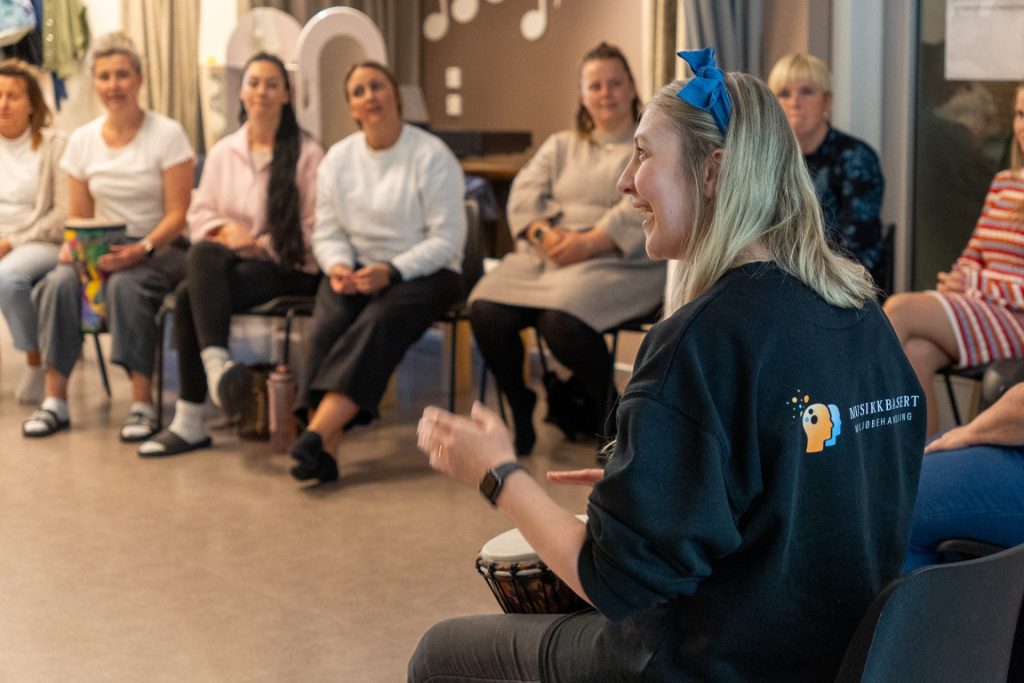 Charlotte Stav underviser i Musikkbasert miljøbehandling.