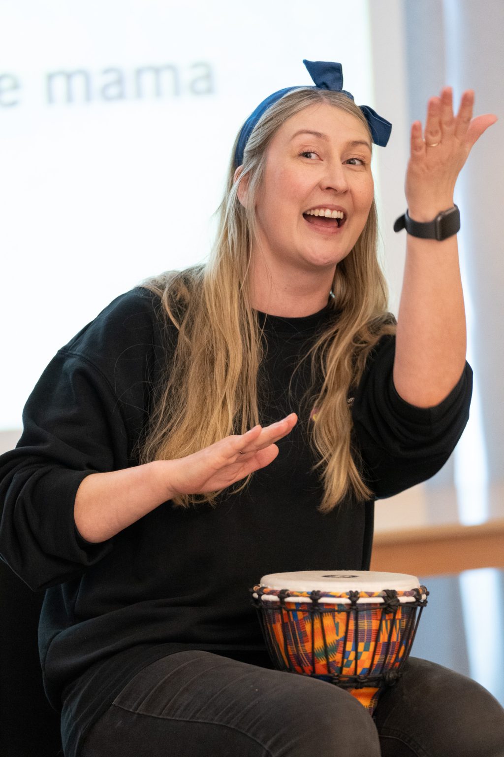 Charlotte spiller tromme.