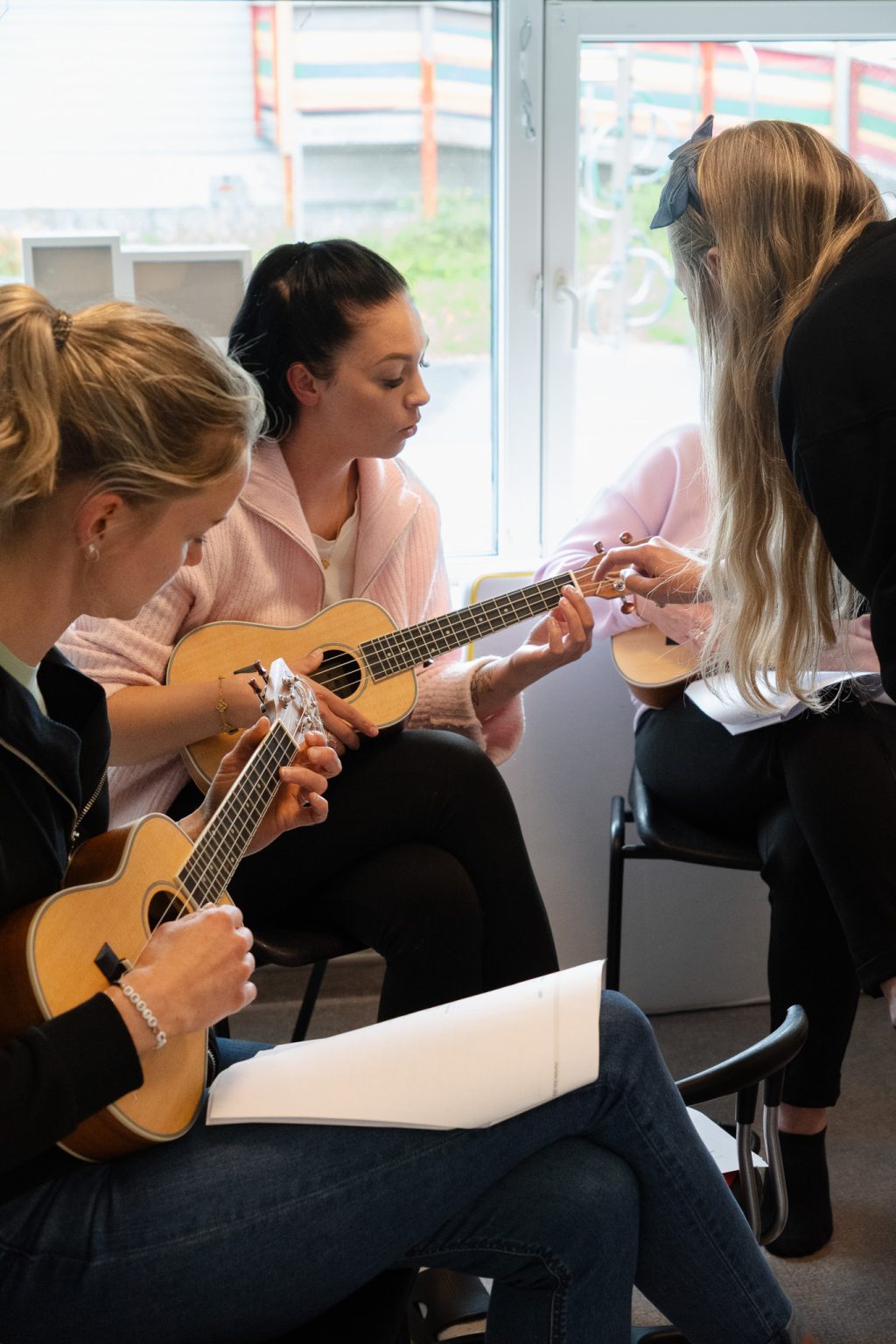 Charlotte Stav underviser i ukulele.