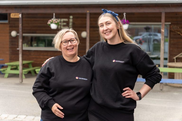 Camilla Stafne og Charlotte Stav smiler til kamera.