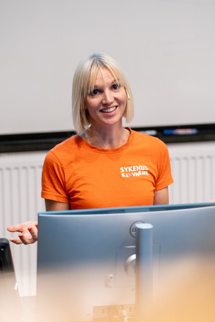 Hilde S. Børud forteller om sykehusklovnene.