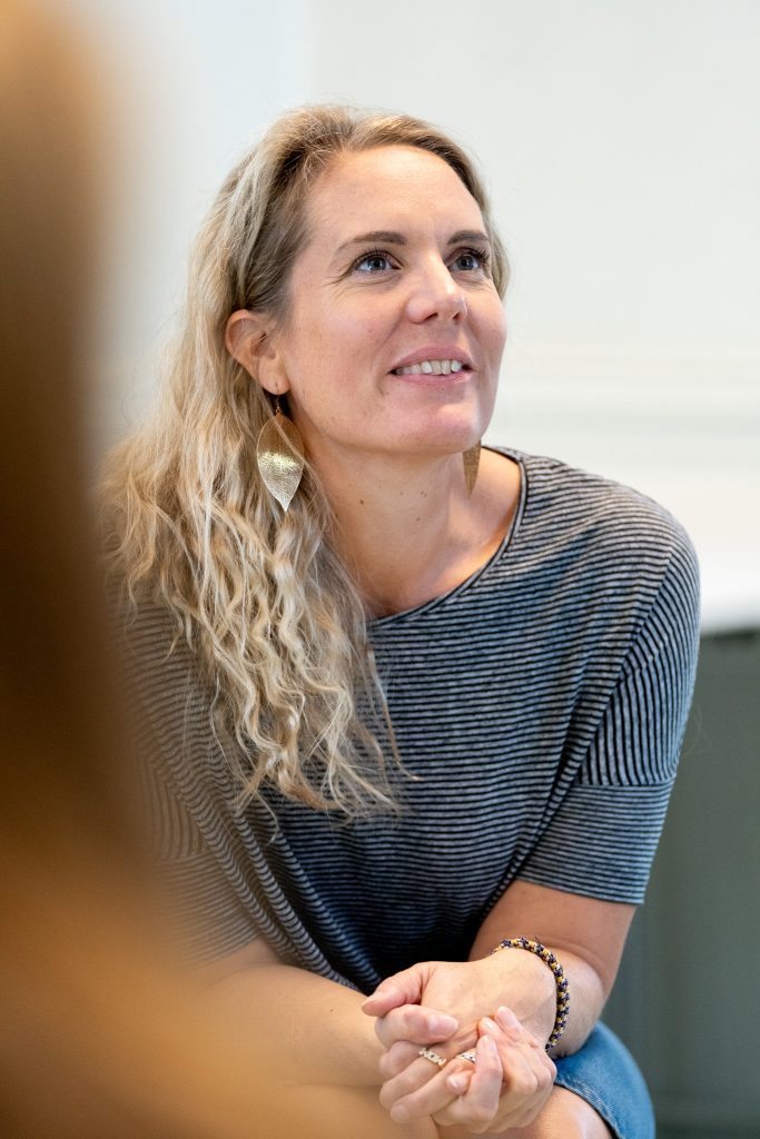Eliann Stålem sitter og smiler.