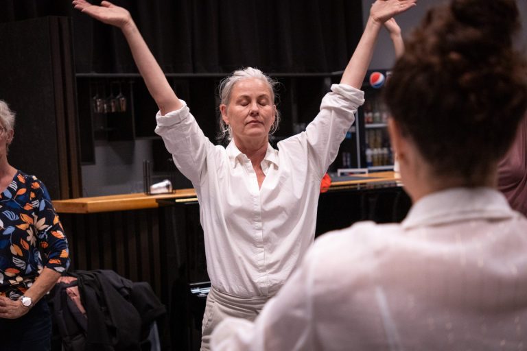 Kari Anne Bjerkestrand danser.
