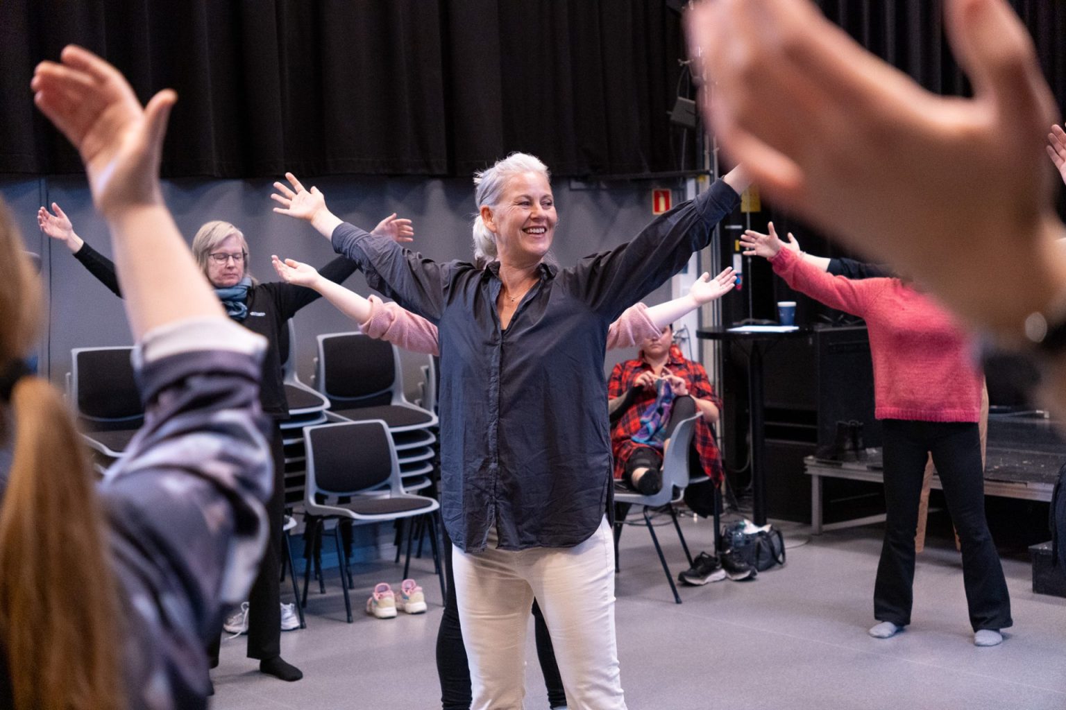 Kari Anne Bjerkestrand underviser i dans og bevegelse.