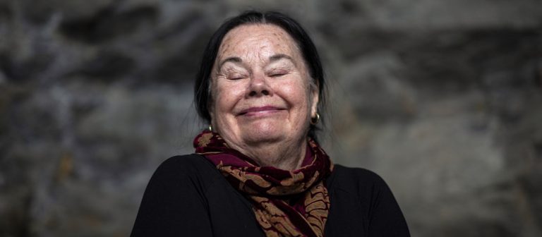 Eldre kvinne har lukkede øyne og smiler. Foto: Ingerid Jordal, Verdighetsenteret.