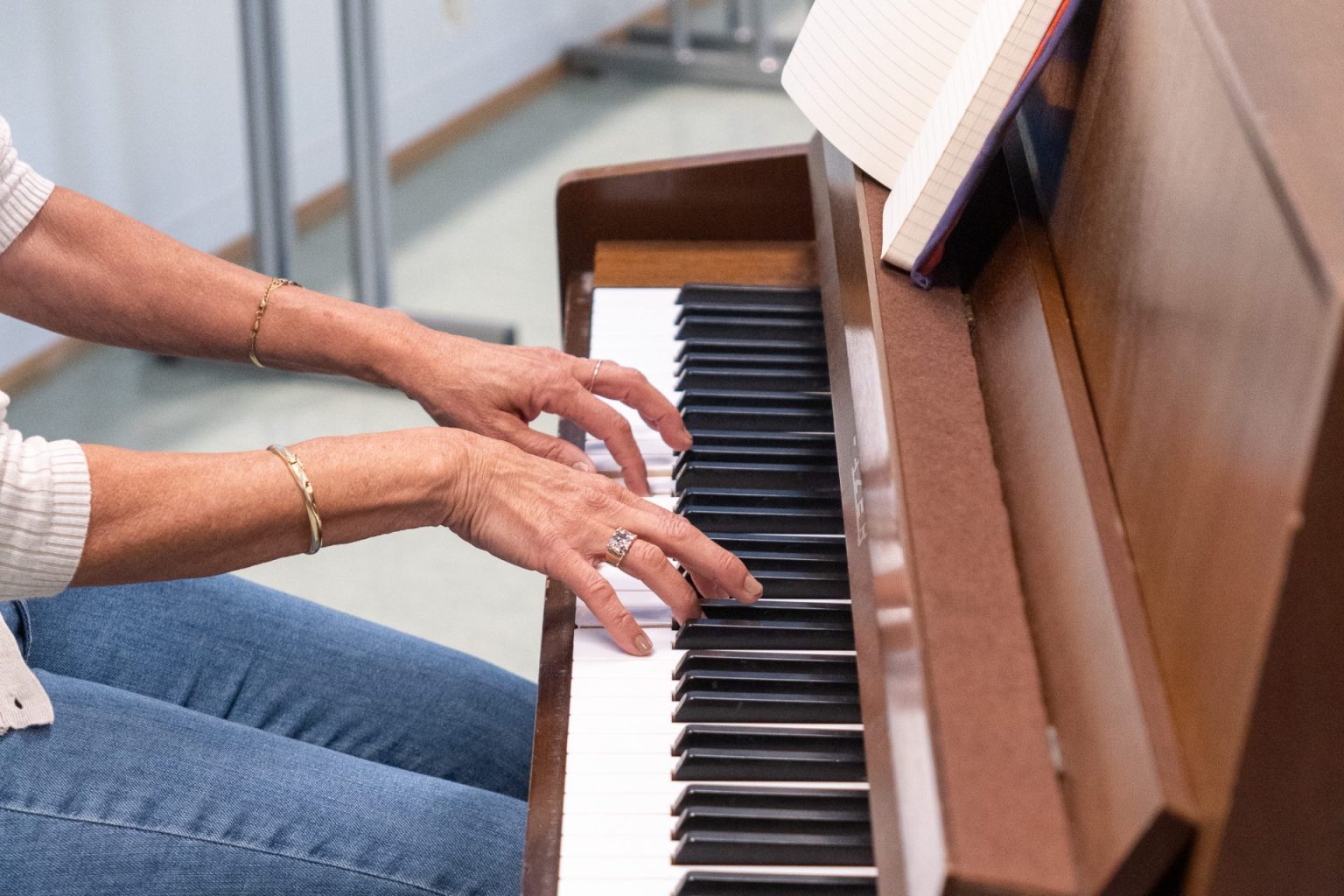 En kvinne spiller piano.