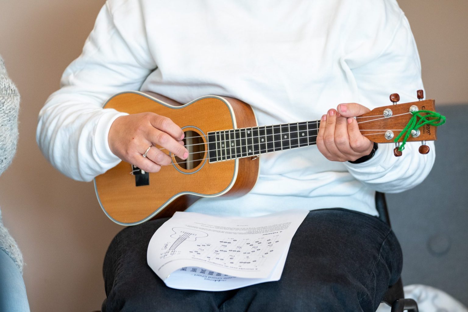 En person spiller ukulele.