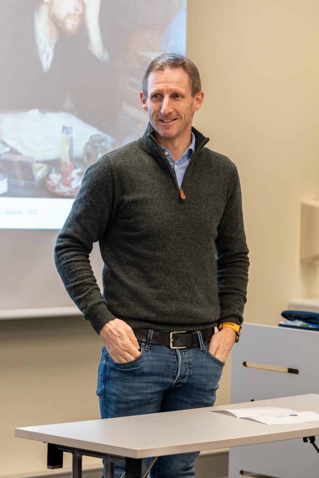 Vegar Rangul står i et klasserom.