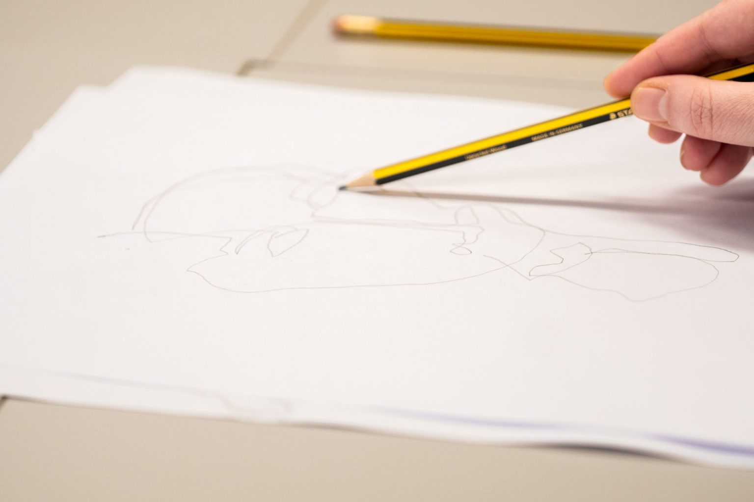 Hender som tegner.