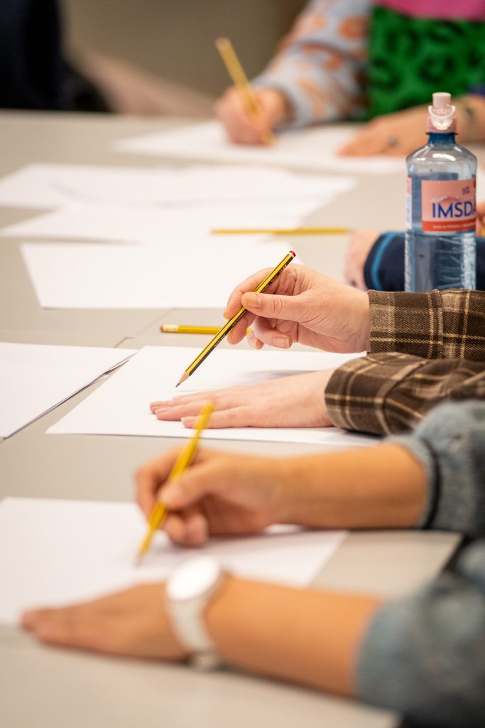 Hender sin tegner på ark.