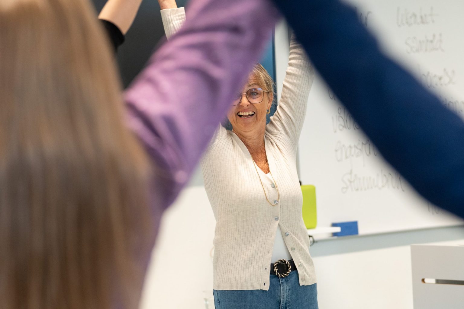 Ragnhild Skille underviser.