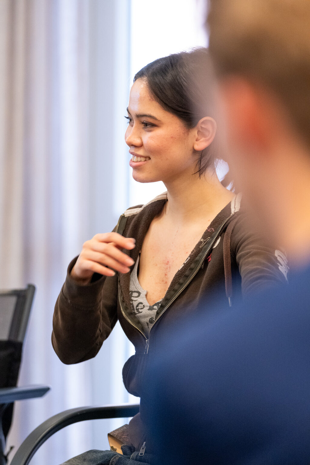 Ung kvinne deltar på kurs i musikkbasert miljøbehandling.