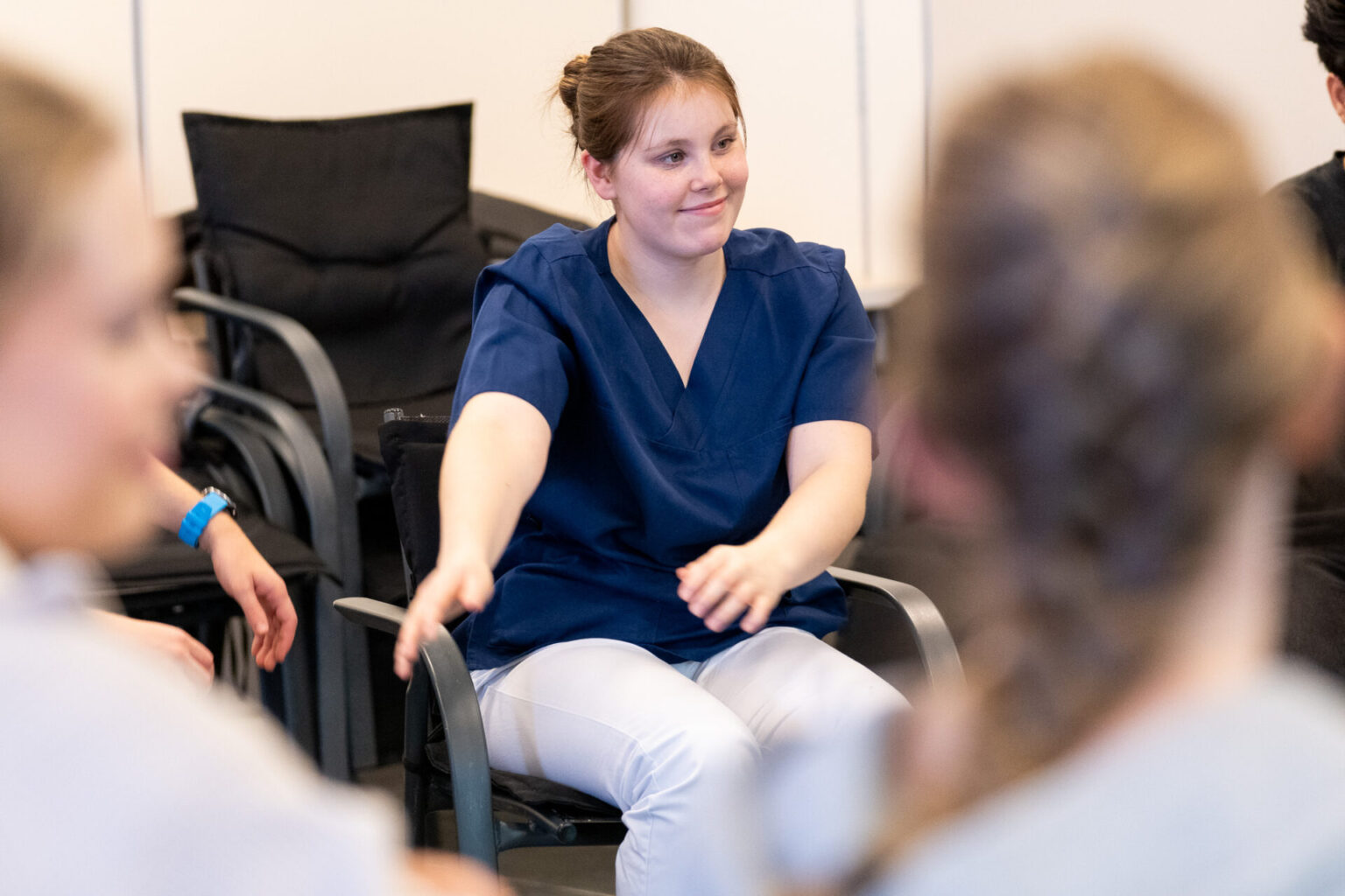 Kvinne deltar på kurs i musikkbasert miljøbehandling.